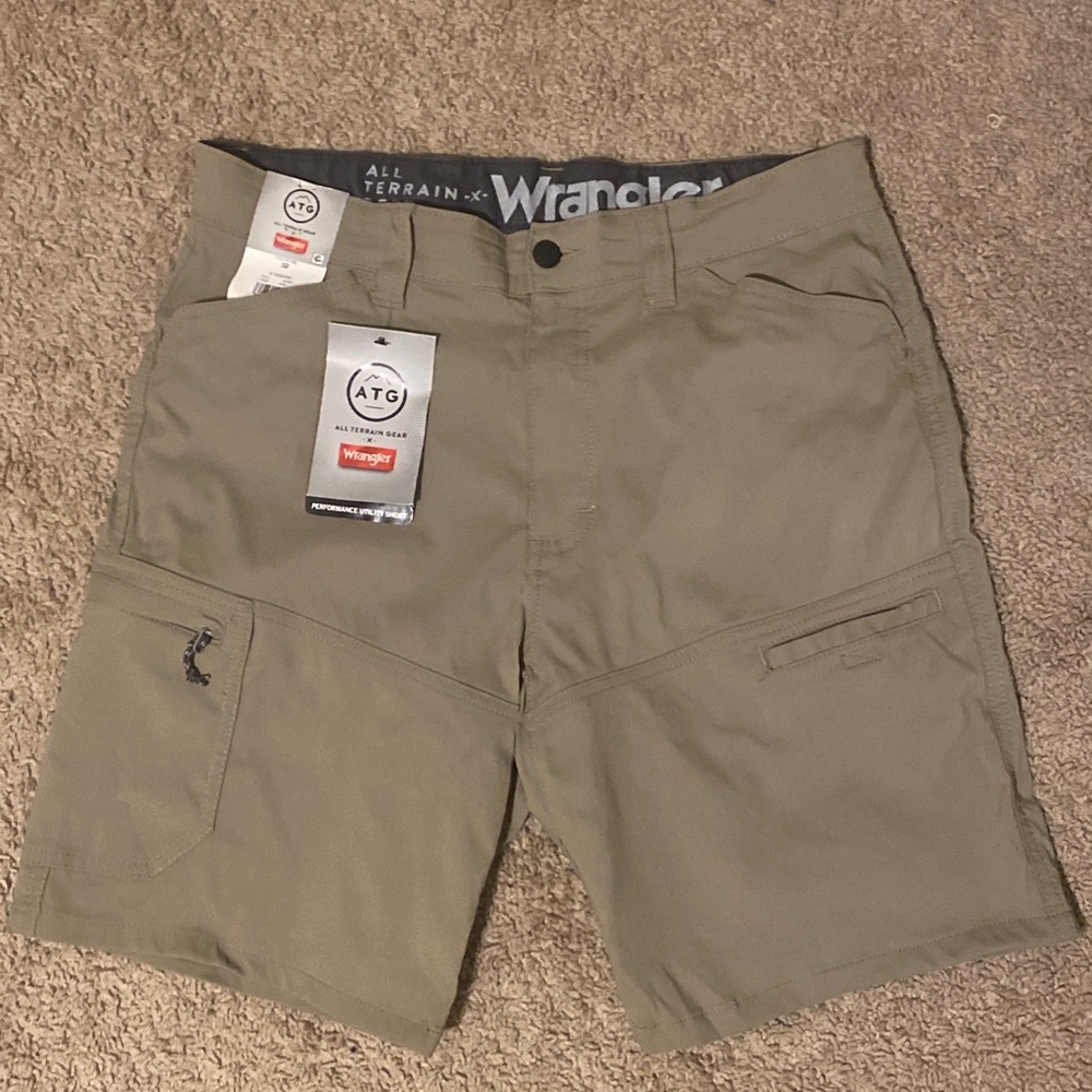 NWT Wrangler All Terrain Gear Mens Khaki Beige Tan Cargo Shorts Size 32